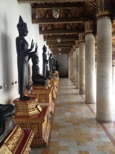 Algumas das estátuas de Buda, Templo de Mármore, Bangcoc, Tailândia.