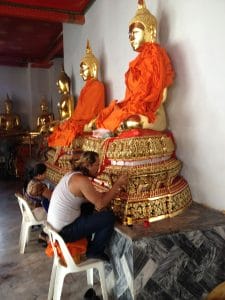 Funcionários trabalhando na restauraçāo dos Budas no Wat Pho, O tempo do Buda reclinado, Bangcoc, Tailândia.