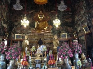 Altar do templo budista Wat Arun, Bangcoc, Tailândia.