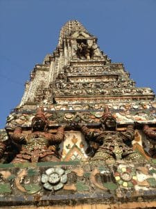 Detalhes das cerâmicas decorativas no Wat Arun, Bangcoc, Tailândia.