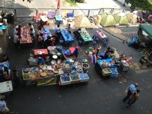 Restaurantes en una avenida del centro de Bangkok.