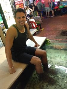 Recebendo uma massagens dos peixes nas rua Khao San Road, Bangcoc.