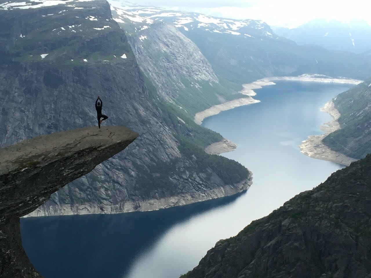 Fazendo yoga em Trolltunga, Noruega.