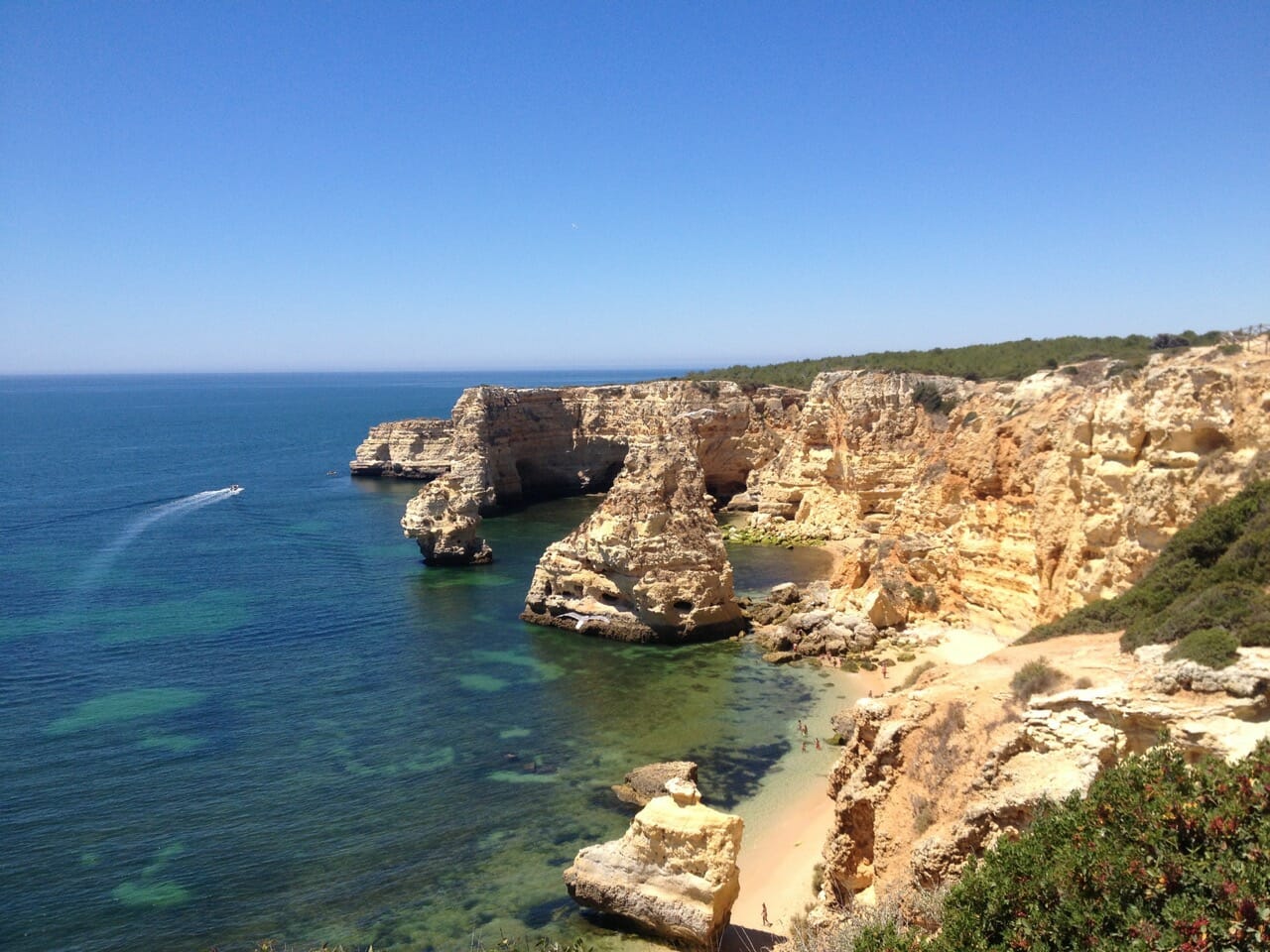 La espectacular Praia da Marinha, una de las mejores playas de Portugal.