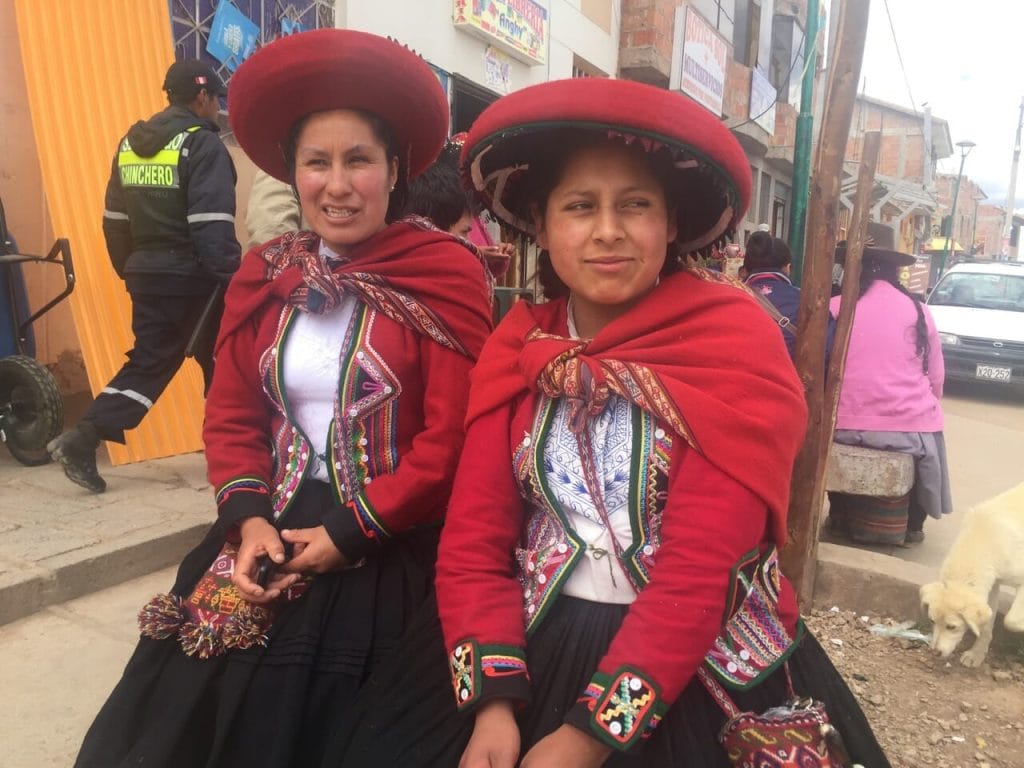 Dos residentes de Chinchero vistiendo ropas tradicionales de esa región del Perú