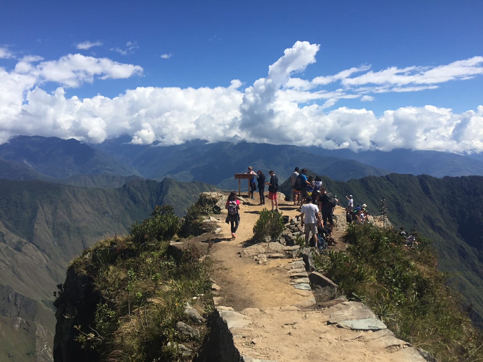 Algunas personas en la cima de Machu Picchu Montaña, Perú