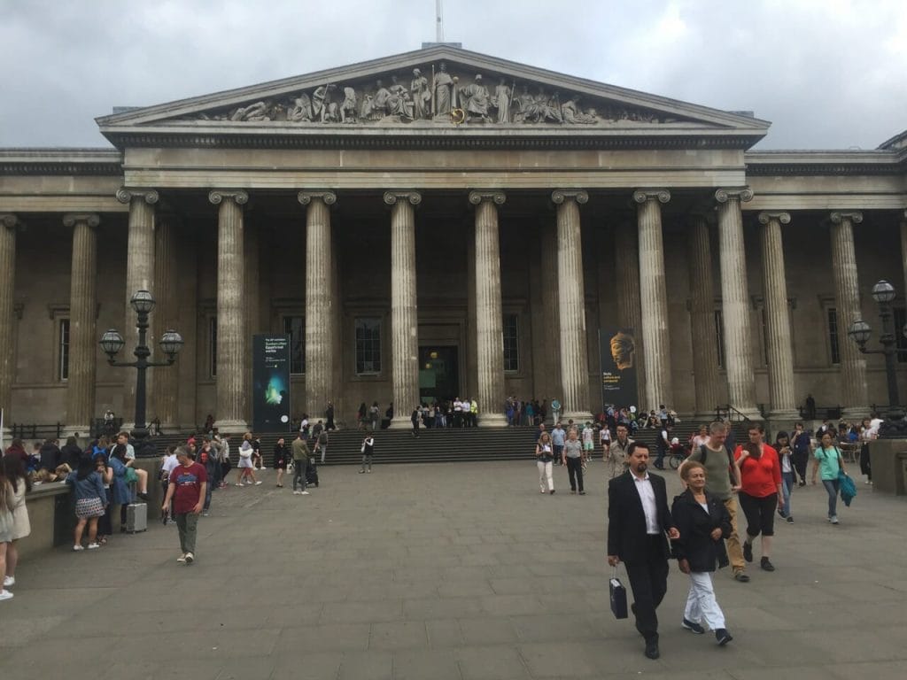 La fachada del British Museum 