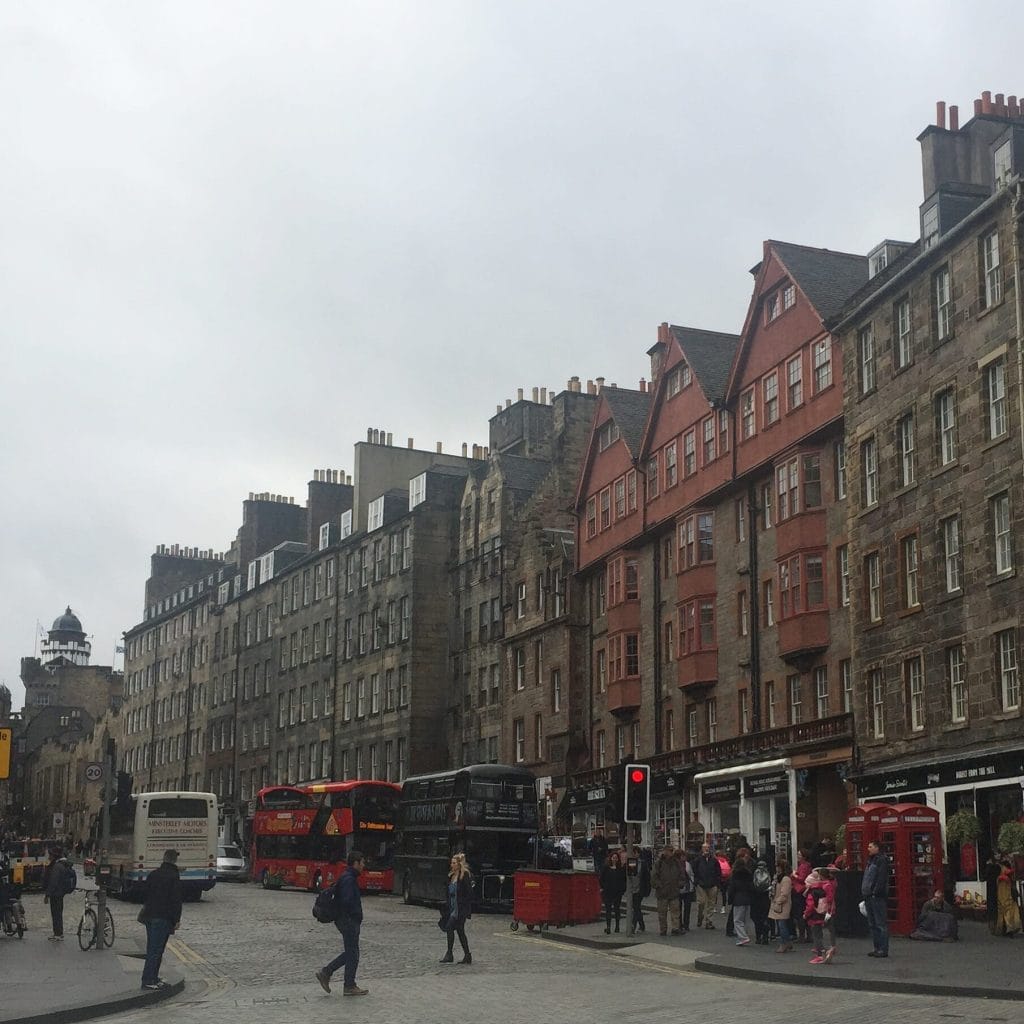 pessoas andando na rua e a bela arquitetura da Royal Mile em Edimburgo