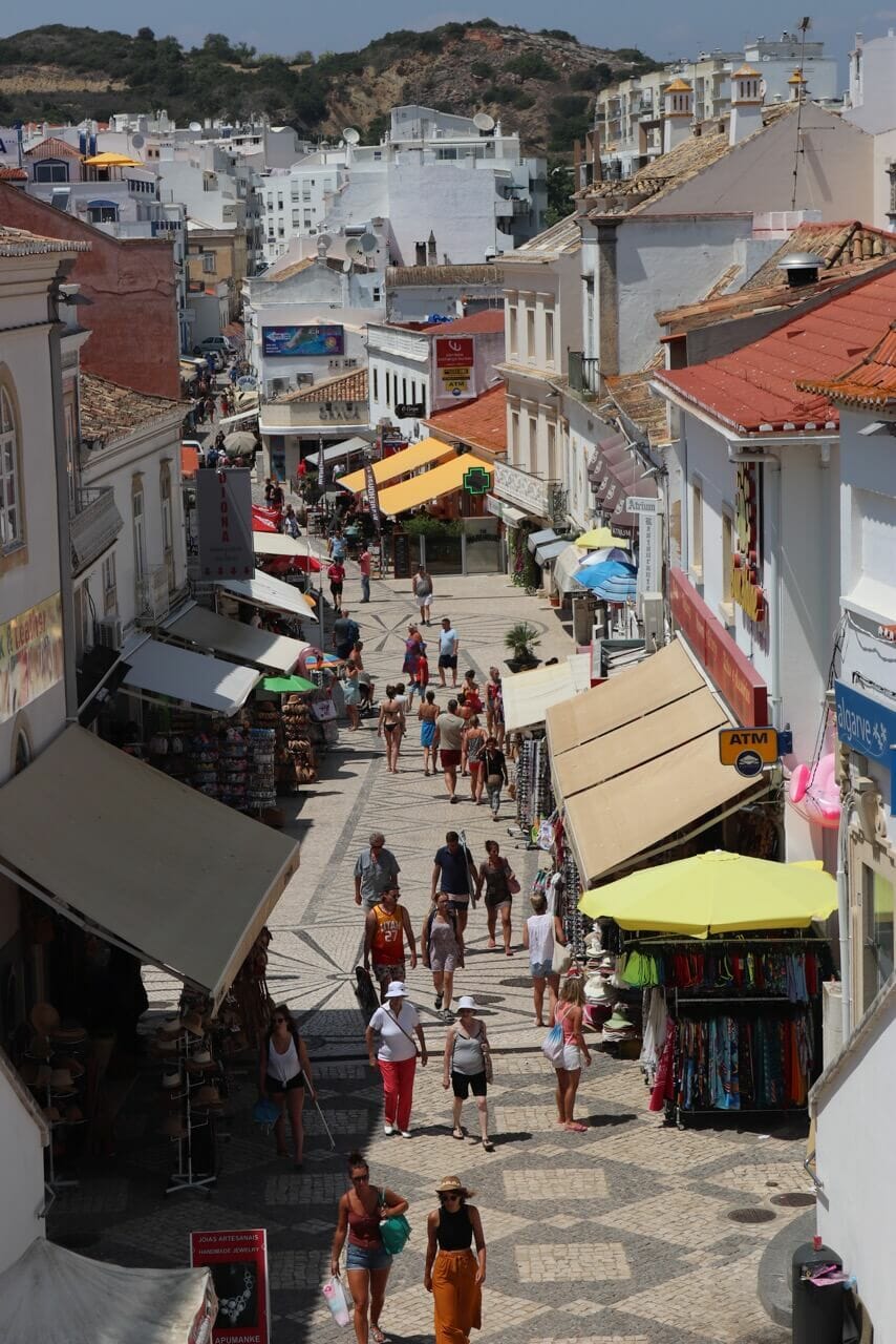 Gente caminando en el Casco Antiguo de Albufeira, Algarve, Portugal