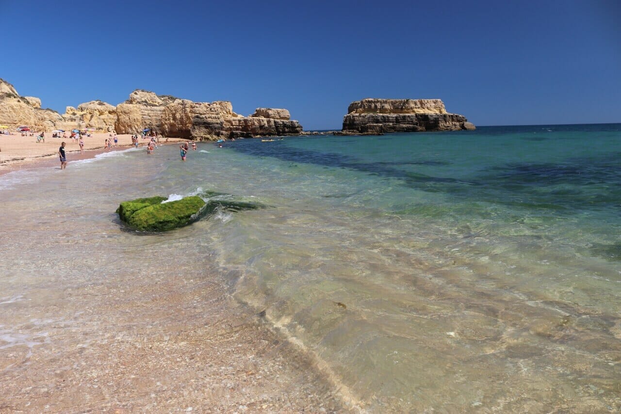 el agua cristalina de Praia do Castelo, Albufeira, Portugal