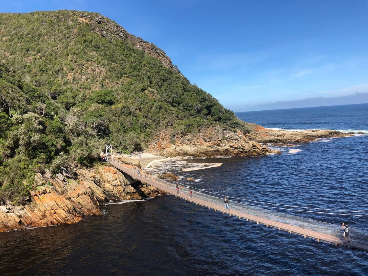 Puente Colgate en Storms River Mouth (Parque Nacional Tsitsikamma), uno de los sitios más famosos de la Ruta Jardín