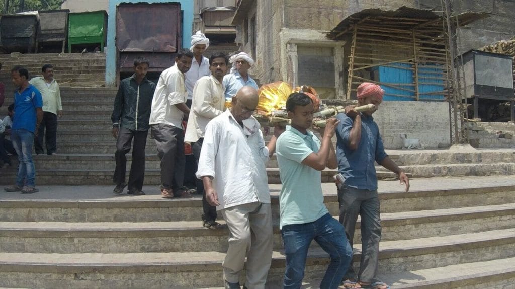 A Chocante Cremação dos Corpos em Varanasi, Índia