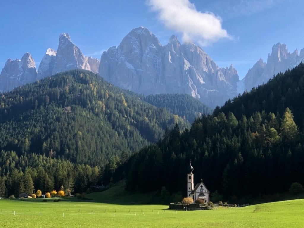 A igreja de São João em Ranui é um dos lugares mais fotografados das Dolomitas.