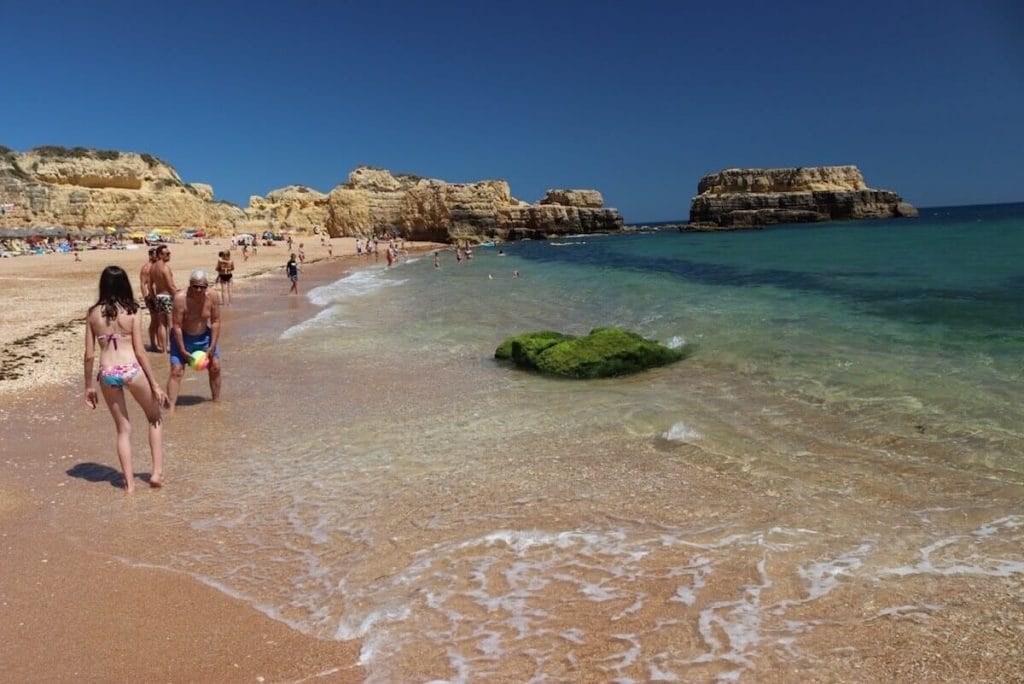 Pessoas brincando com uma bola na Praia do Castelo, Albufeira