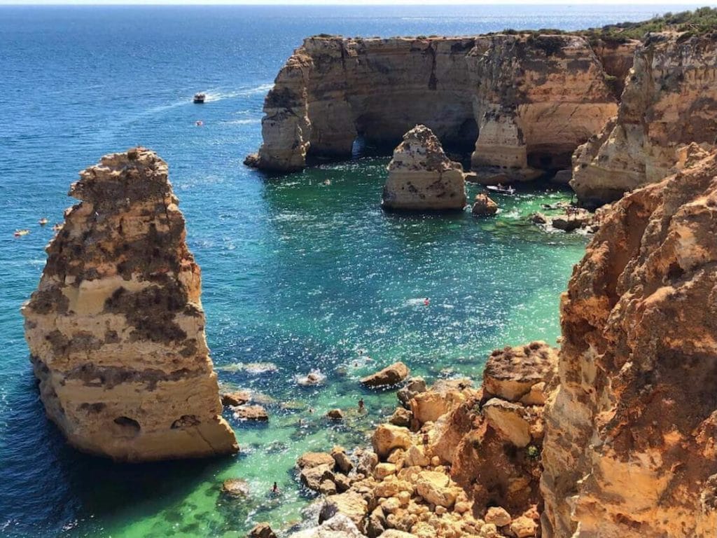 La galardonada Praia da Marinha, una de las playas más bellas y mejores del Algarve, Portugal, con sus cristalinas aguas azules y acantilados anaranjados con formaciones extraordinarias