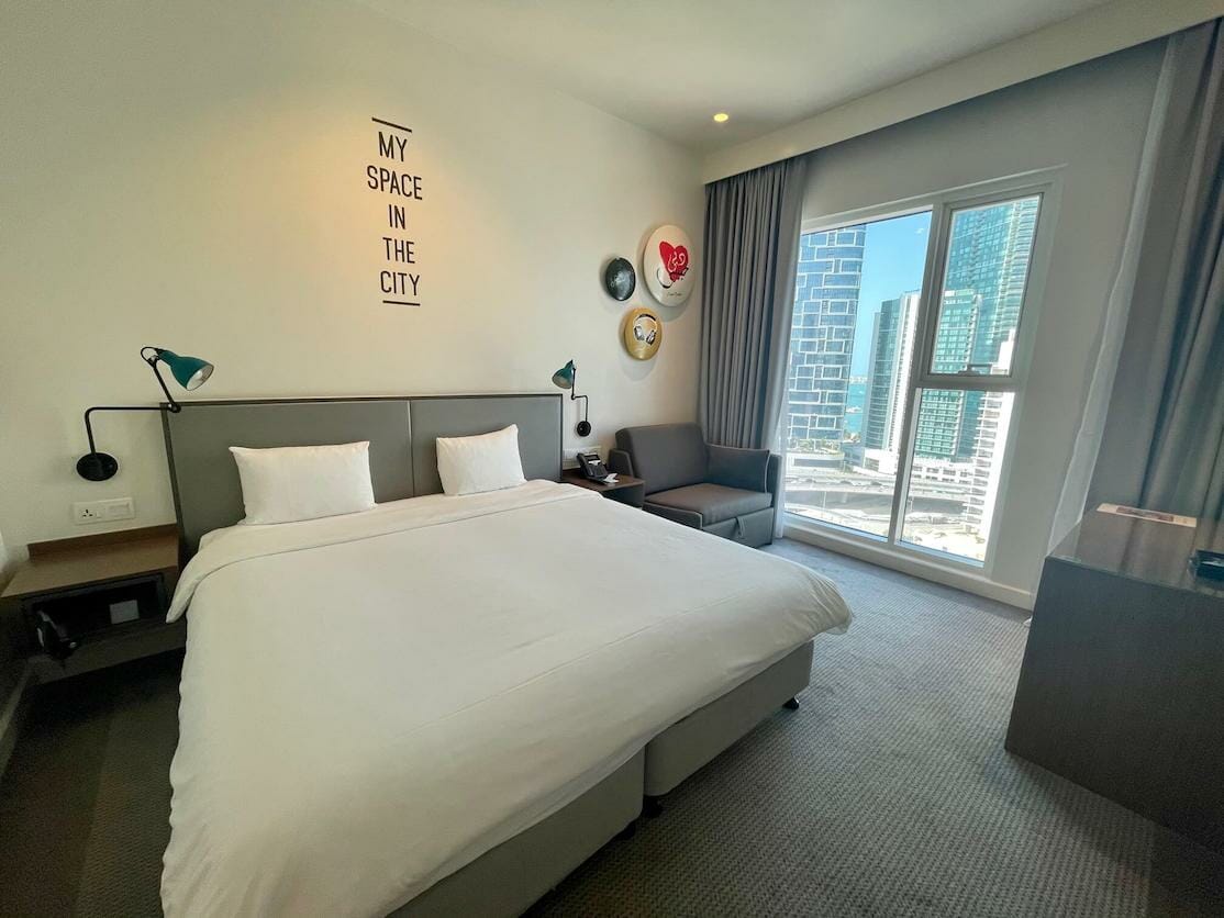 Um quarto com cama de casal e vista para a marina no Rove Dubai Marina Hotel