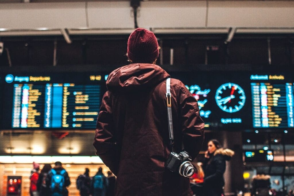 Um viajante com uma câmera fotográfica no aeroporto