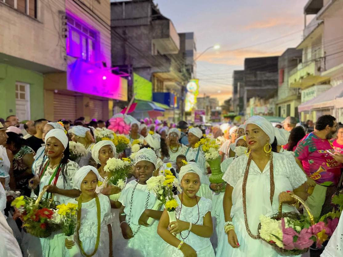 Mulheres vestidas com roupas típicas de baianas na Lavagem do Beco do Fuxico em Itabuna, Bahia