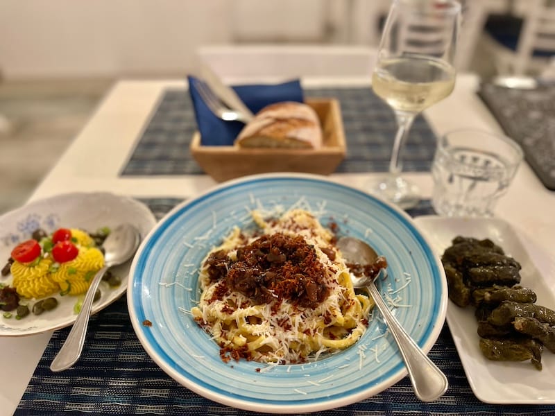 Comida astipaleana servida en el restaurante Agoni Grammi, Astipalea, Grecia