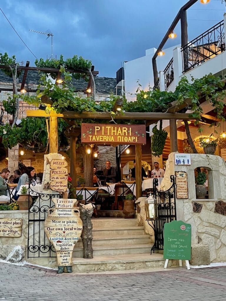 Una taberna local en el pueblo de Koutouloufari, Creta, Grecia