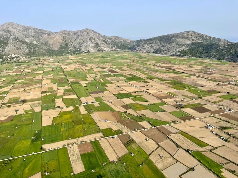 A vista do belo planalto de Lassithi do balão de ar quente, Creta, Grécia