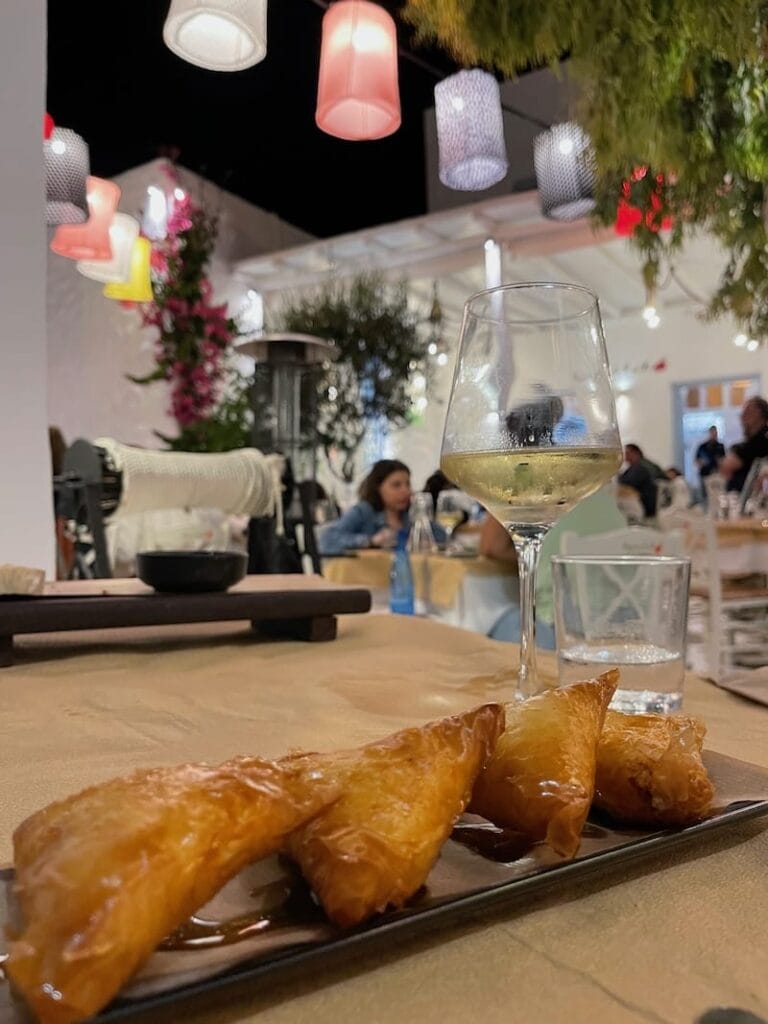 Tortas de queijo com mel de tomilho servidas na Taverna Apostolis, Naxos, Grécia