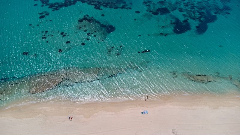 Vista aérea sobre a praia de Plaka, Naxos, Grécia